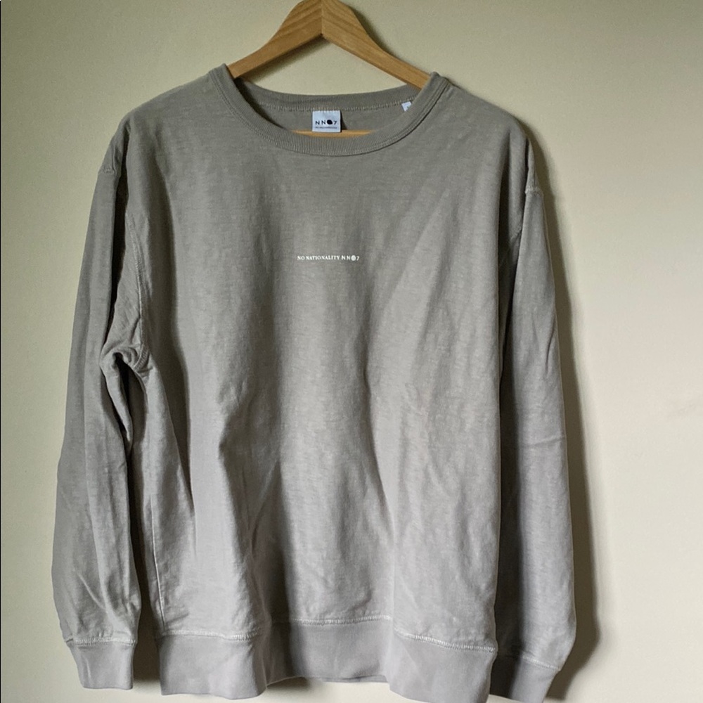 Gray Crewneck Sweater with Ribbed Cuffs and Minimalist Design